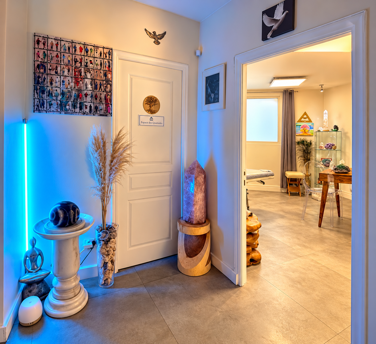 Entrée du cabinet avec éclairage bleu et minéraux