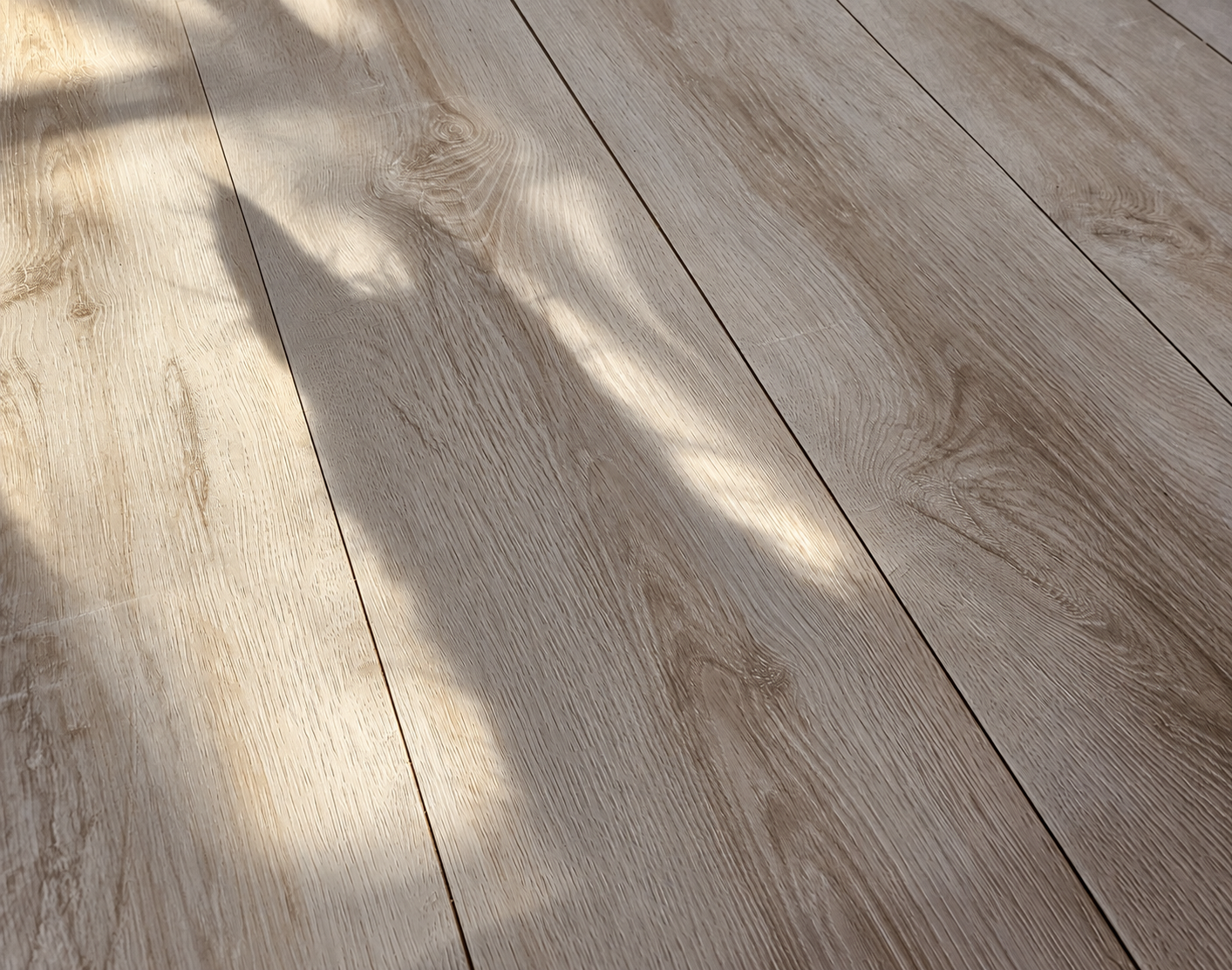 Rayons de lumière sur un parquet en bois